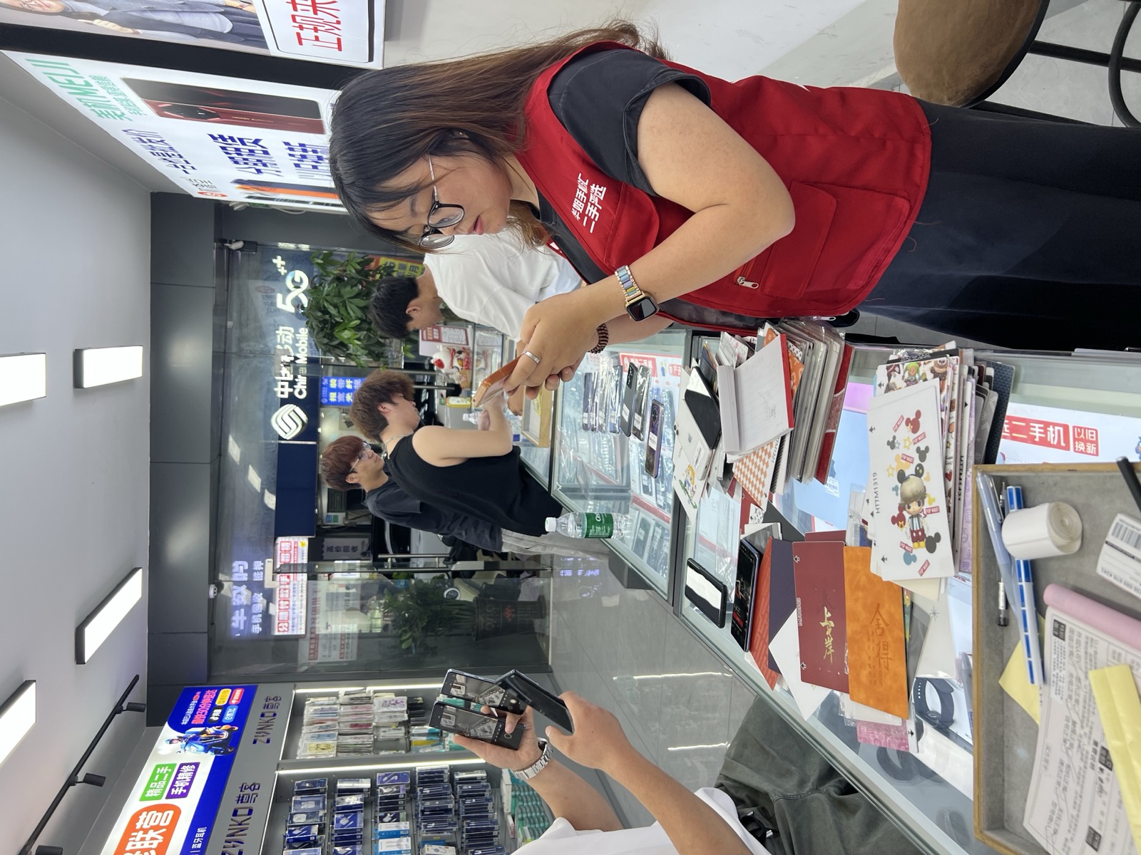 华姐手机汇店内服务场景